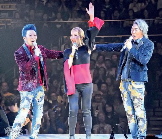 張崇基(右)、張崇德(左)前晚舉行首場演唱會,跳唱快歌之餘,又請來李玟(中)做嘉賓。李玟大讚兩兄弟多年無變。(攝影:孫華中) 劉美娟帶同仔女捧張崇德場。(攝影:孫華中) 張崇基(左)、張崇德(右)與李玟(中)是同屆新秀。(攝影:孫華中) 張崇基(右)、張崇德(左)前晚舉行首場演唱會,跳唱快歌之餘,又請來李玟(中)做嘉賓。李玟大讚兩兄弟多年無變。(攝影:孫華中) 劉美娟帶同仔女捧張崇德場。(攝影:孫華中) 張崇基(左)、張崇德(右)與李玟(中)是同屆新秀。(攝影:孫華中)