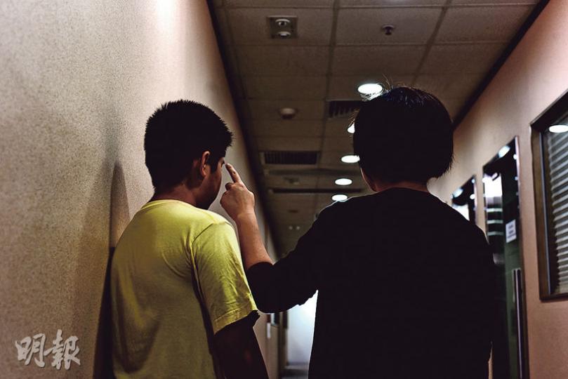 偉仔(左)在校內玩耍時發生意外,致右眼球爆裂,需縫逾30針。黃太(右)說若非兒子已畢業離校,不敢輕言批評學校,「肉隨砧板上,怕(學子被)秋後算帳」。(陳淑安攝)位於筲箕灣的香港中國婦女會丘佐榮學校,被指於學生發生意外後沒即時召救護車,校方回應稱有既定的緊急事件處理程序,教職員均盡力協助傷者及家長。(李紹昌攝)香港中國婦女會丘佐榮學校副校長葉惠雯(圖)接受本報查詢時稱,事件須與律師和保險公司一同處理,只能以書面回覆,她稱教職員當時已盡快通知傷者家長,而家長抵校後,經商討後決定召救護車。(鍾炳然攝) 偉仔(左)在校內玩耍時發生意外,致右眼球爆裂,需縫逾30針。黃太(右)說若非兒子已畢業離校,不敢輕言批評學校,「肉隨砧板上,怕(學子被)秋後算帳」。(陳淑安攝)位於筲箕灣的香港中國婦女會丘佐榮學校,被指於學生發生意外後沒即時召救護車,校方回應稱有既定的緊急事件處理程序,教職員均盡力協助傷者及家長。(李紹昌攝)香港中國婦女會丘佐榮學校副校長葉惠雯(圖)接受本報查詢時稱,事件須與律師和保險公司一同處理,只能以書面回覆,她稱教職員當時已盡快通知傷者家長,而家長抵校後,經商討後決定召救護車。(鍾炳然攝)