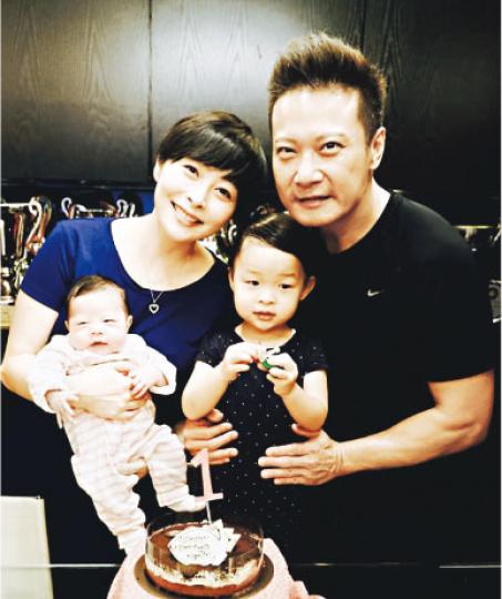細女Kassidy滿月,錢嘉樂一家四口齊慶祝。(微博圖片)Kassidy熟睡的樣子很可愛。(微博圖片)佘詩曼、周家蔚與梁靖琪齊來分享好友湯盈盈的喜悅。(微博圖片) 細女Kassidy滿月,錢嘉樂一家四口齊慶祝。(微博圖片)Kassidy熟睡的樣子很可愛。(微博圖片)佘詩曼、周家蔚與梁靖琪齊來分享好友湯盈盈的喜悅。(微博圖片)