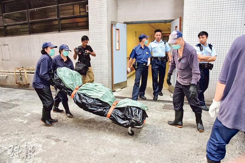 疑因與男友爭吵墮樓自殺孕婦送院搶救不治，一屍兩命，遺體由仵工舁走。（鍾炳然攝）有親友趕至醫院得懷孕事主搶救不治後，傷心倚牆低頭不語。（鍾炳然攝）