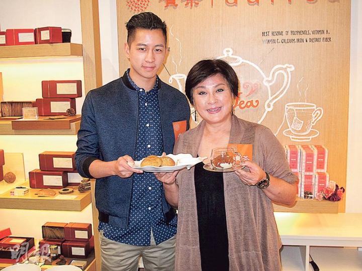 黃淑儀與兒子徐肇平在活動上炮製茶味甜品。(攝影﹕鍾一虹) 黃淑儀與兒子徐肇平在活動上炮製茶味甜品。(攝影﹕鍾一虹)
