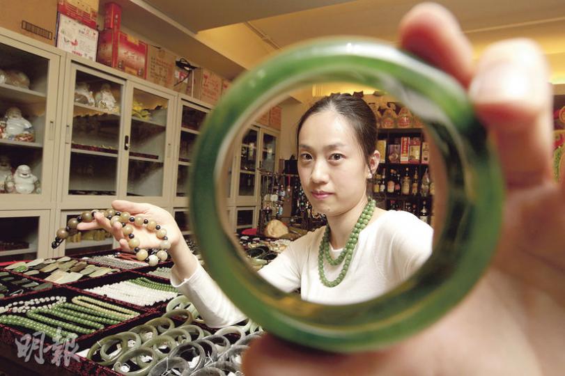 純淳藝術拍賣品有限公司負責人楊曉瑩說，買和田玉投資的風潮近兩年由內地吹來香港，年輕收藏家明顯增加，但提醒買家要注意加強驗證，避免錯買價值較低的戈壁玉。（郭慶輝攝）同樣是碧玉鈪，不同類別及質素，定價可相差很遠，左起為珍品級籽料（130萬元）、珍品級山料（30萬元）、接近貓眼石（18萬元），及碧玉混墨玉（15萬元）。（郭慶輝攝）