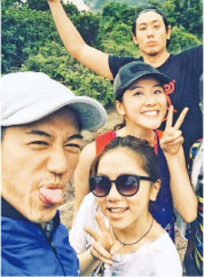 G.E.M.相約緋聞男友馮允謙、鄧佩儀等朋友挑戰柏架山之巔。(微博圖片) G.E.M.相約緋聞男友馮允謙、鄧佩儀等朋友挑戰柏架山之巔。(微博圖片)
