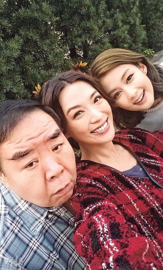 陳煒(中)劇接劇,將與鄭則仕(左)、岑麗香(右)拍新劇《火線下的江湖大佬》。(微博圖片) 陳煒(中)劇接劇,將與鄭則仕(左)、岑麗香(右)拍新劇《火線下的江湖大佬》。(微博圖片)