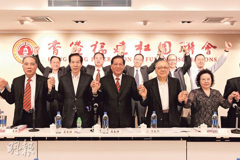 福建社團聯會昨舉行區選動員會議，並向與會的屬會會員提供區選推薦名單，副主席周安達源（左一）會後向記者說，聯會有4000人擔任候選人的義工，又呼籲海外鄉親在選舉日返港投票。（林俊源攝）