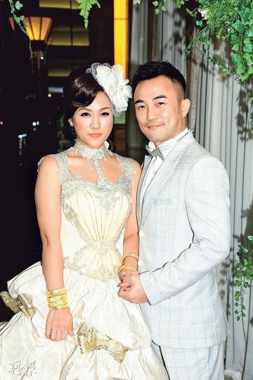 羅天池大讚老婆徐佳好股,拍拖半年已認定對方註冊結婚。(攝影鎅O者:陳釗)羅天池與老婆徐佳連咀4次給傳媒拍照,非常甜蜜。(攝影鎅O者:陳釗)楊明、張達倫(左一及二)幫羅天池做兄弟,成功接得新娘徐佳。(微博圖片)羅天池與眾兄弟徐榮、張達倫、楊明等往新娘要過10關,羅天池讚兄弟狂野頂得住。(微博圖片)廖碧兒(左)與薛家燕(右)出席羅天池婚宴,家燕姐因細菌感染眼痛又紅要戴眼鏡。(攝影鎅O者:陳釗) 羅天池大讚老婆徐佳好股,拍拖半年已認定對方註冊結婚。(攝影鎅O者:陳釗)羅天池與老婆徐佳連咀4次給傳媒拍照,非常甜蜜。(攝影鎅O者:陳釗)楊明、張達倫(左一及二)幫羅天池做兄弟,成功接得新娘徐佳。(微博圖片)羅天池與眾兄弟徐榮、張達倫、楊明等往新娘要過10關,羅天池讚兄弟狂野頂得住。(微博圖片)廖碧兒(左)與薛家燕(右)出席羅天池婚宴,家燕姐因細菌感染眼痛又紅要戴眼鏡。(攝影鎅O者:陳釗)