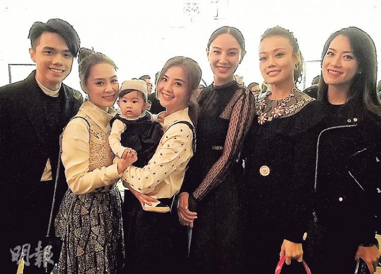 鄭希怡愛女「梁浸浸」成為「集郵」對象,張敬軒、Twins、容祖兒、霍汶希包圍她合照。(微博圖片)「梁浸浸」第一次出席婚禮玩得太高興,累倒牀上。(微博圖片) 鄭希怡愛女「梁浸浸」成為「集郵」對象,張敬軒、Twins、容祖兒、霍汶希包圍她合照。(微博圖片)「梁浸浸」第一次出席婚禮玩得太高興,累倒牀上。(微博圖片)