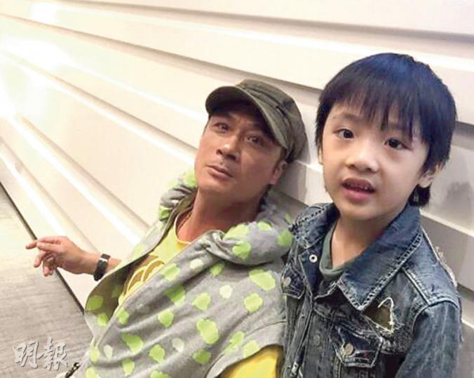 吳鎮宇與兒子Feynman感情好,他採取軟硬兼施的管教方式。(微博圖片)Feynman望着面前的功課,眼都凸埋。(微博圖片)Feynman做功課做到無心機,露出疲累表情。(微博圖片) 吳鎮宇與兒子Feynman感情好,他採取軟硬兼施的管教方式。(微博圖片)Feynman望着面前的功課,眼都凸埋。(微博圖片)Feynman做功課做到無心機,露出疲累表情。(微博圖片)