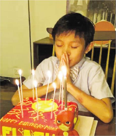 魔童轉眼已9歲,對着生日蛋糕許願。(微博圖片) 魔童轉眼已9歲,對着生日蛋糕許願。(微博圖片)