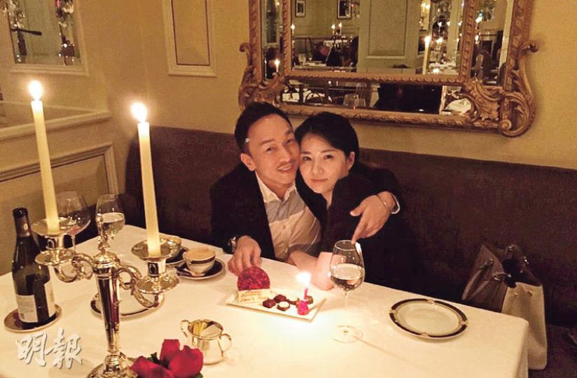 黃家強前晚與太太Makiko燭光晚餐,慶祝51歲生日。(微博圖片)家強坦言生日和自己最愛的人一起度過是最幸福的事。(微博圖片) 黃家強前晚與太太Makiko燭光晚餐,慶祝51歲生日。(微博圖片)家強坦言生日和自己最愛的人一起度過是最幸福的事。(微博圖片)