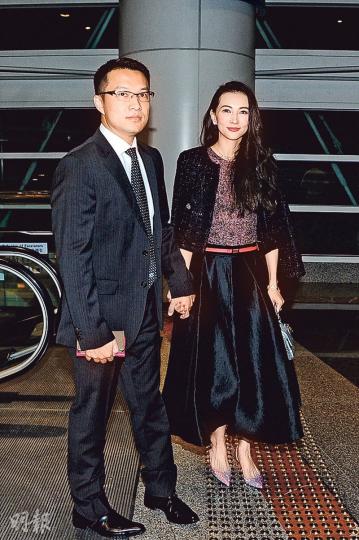 薛嘉麟與太太諸葛紫岐出席飲宴,以行動證明夫妻關係似「春天」。(攝影:鍾偉茵) 薛嘉麟與太太諸葛紫岐出席飲宴,以行動證明夫妻關係似「春天」。(攝影:鍾偉茵)