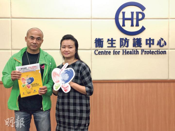 中央器官捐贈登記名冊登記量近年有下跌趨勢，但馬凱恩（右）一家均有登記器官捐贈，其因中風去世的母親捐出眼角膜、腎及肝，共有5人受惠。退休消防員許培道（左）曾患急性肝衰竭，2013年獲屍肝得以續命。（王丹麟攝）