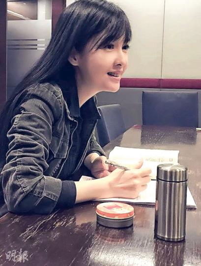 素顏的周慧敏完美演繹不老的傳說。（微博圖片）