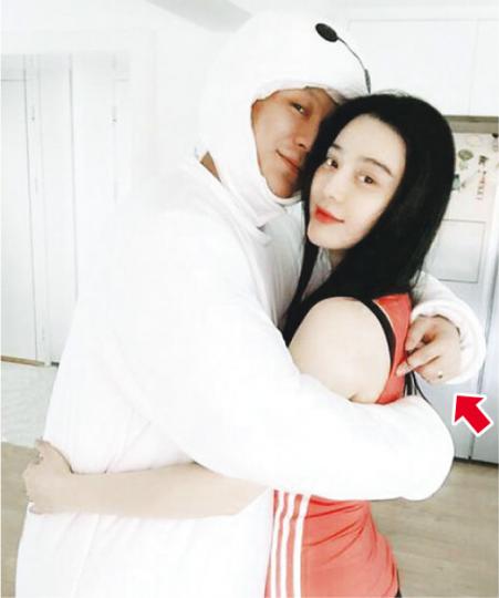 李晨37歲生日攬實范冰冰大曬恩愛。(微博圖片)范冰冰手中的戒指與李晨同款,莫非是訂情戒指。(微博圖片)范冰冰愛的宣言並不肉麻,卻夠窩心。(微博圖片)張馨予上載的一幅圖,被指是諷刺范冰冰是圖中見到一枝花就手舞足蹈的女孩,意思是「她不要的,有人當寶」,但張馨予指這是外界無限想像,她自問才是得到一枝花都開心的女孩,因為她擁有不多但滿足。(微博圖片) 李晨37歲生日攬實范冰冰大曬恩愛。(微博圖片)范冰冰手中的戒指與李晨同款,莫非是訂情戒指。(微博圖片)范冰冰愛的宣言並不肉麻,卻夠窩心。(微博圖片)張馨予上載的一幅圖,被指是諷刺范冰冰是圖中見到一枝花就手舞足蹈的女孩,意思是「她不要的,有人當寶」,但張馨予指這是外界無限想像,她自問才是得到一枝花都開心的女孩,因為她擁有不多但滿足。(微博圖片)