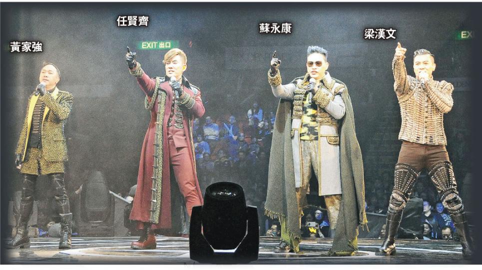 男人幫以閃爆軍裝造型出場,率先合唱演唱會主題曲及《光輝歲月》。(攝影﹕孫華中) 男人幫以閃爆軍裝造型出場,率先合唱演唱會主題曲及《光輝歲月》。(攝影﹕孫華中)