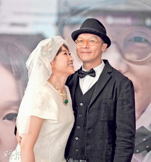 Ivana跟Eric正式拉埋天窗結為夫婦。(攝影:劉永銳)Eric雙手捧住王菀之的面頰用力親下去,非常肉緊。(攝影:劉永銳)一對新人在眾多親友見證下簽紙,儀式簡單而隆重。(攝影:劉永銳) Ivana跟Eric正式拉埋天窗結為夫婦。(攝影:劉永銳)Eric雙手捧住王菀之的面頰用力親下去,非常肉緊。(攝影:劉永銳)一對新人在眾多親友見證下簽紙,儀式簡單而隆重。(攝影:劉永銳)