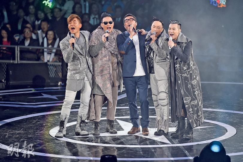 任賢齊(左起)、蘇永康、李宗盛、黃家強與梁漢文來個大合唱,掀起演唱會其中一個高潮。(攝影:孫華中)太太Tina偕同一對仔女到場打氣,小齊送上一吻表達愛意。(攝影:孫華中) 任賢齊(左起)、蘇永康、李宗盛、黃家強與梁漢文來個大合唱,掀起演唱會其中一個高潮。(攝影:孫華中)太太Tina偕同一對仔女到場打氣,小齊送上一吻表達愛意。(攝影:孫華中)
