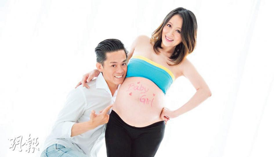 姚樂怡兩公婆期待B女出世。(微博圖片)老公借位拍攝用腳撐着姚樂怡的巨肚,十分鬼馬。(微博圖片) 姚樂怡兩公婆期待B女出世。(微博圖片)老公借位拍攝用腳撐着姚樂怡的巨肚,十分鬼馬。(微博圖片)