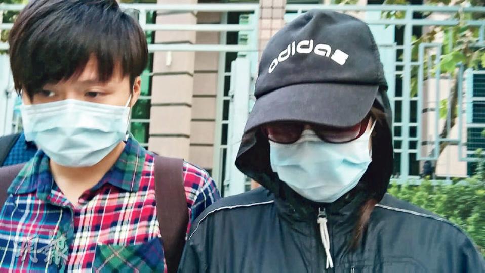 趙鏡和、江詠儀（右）及周光華昨獲判罪名不成立，江詠儀的親友離庭時一度向記者咳嗽及霸佔樓梯門阻擋記者前行，趙及周則在法院關門時仍不見蹤影。（植敏欣攝）