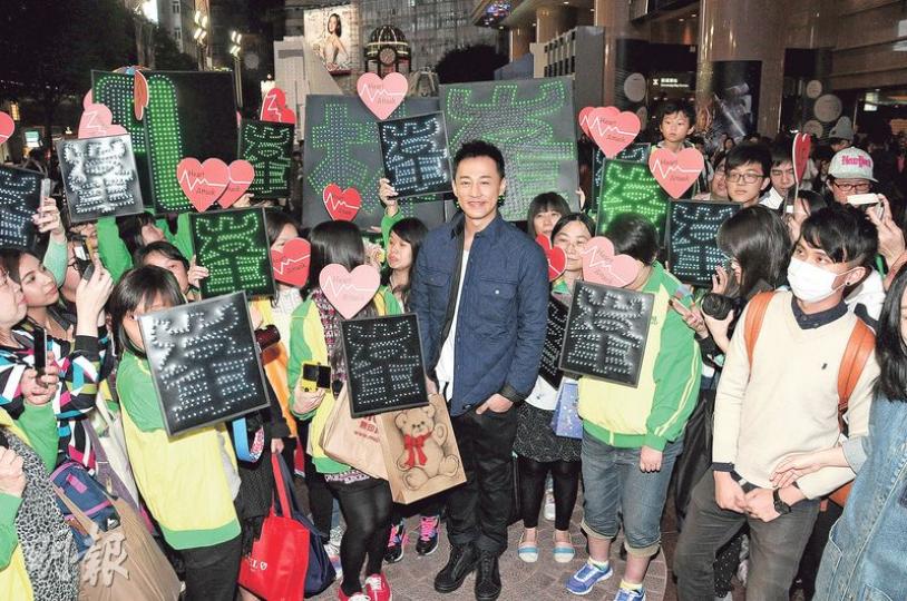 林峯昨晚在銅鑼灣鬧市舉行新歌MV發布活動，吸引半百粉絲到場守候，粉絲一見林峯現身即蜂擁而上將他包圍。（攝影﹕孫華中）