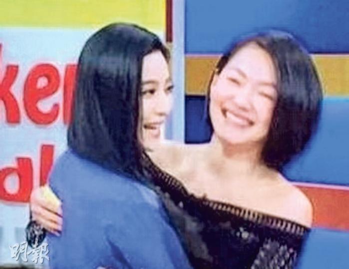 小S抱抱范冰冰,感謝對方終於在《康熙》結束前來了。(微博圖片) 小S抱抱范冰冰,感謝對方終於在《康熙》結束前來了。(微博圖片)