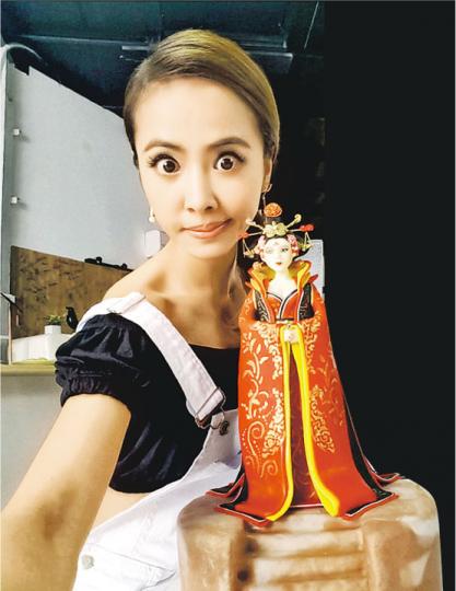 蔡依林做翻糖蛋糕自覺有如魔法師,這個「武則天」又是她的精心傑作。(微博圖片)錦榮收到女友蔡依林為他炮製的卡通兵團蛋糕,開心到不得了。(微博圖片)Jolin的入戲院睇戲的「漢堡飽套餐」,這款蛋糕怎捨得吃落肚?(微博圖片)蔡依林的愛犬虎兒真的好可愛。(微博圖片)Jolin最愛她的虎兒,所以蛋糕作品當然有牠出現。(微博圖片)何超蓮與G.E.M.都是做蛋糕的高手,不知何時找到另一半懂得欣賞?(微博圖片)何家兩位公主何超蓮(左)與同父異母家姐何超盈都愛童話公仔蛋糕。(微博圖片)古天樂是超級英雄迷,所以收到 蔡依林做翻糖蛋糕自覺有如魔法師,這個「武則天」又是她的精心傑作。(微博圖片)錦榮收到女友蔡依林為他炮製的卡通兵團蛋糕,開心到不得了。(微博圖片)Jolin的入戲院睇戲的「漢堡飽套餐」,這款蛋糕怎捨得吃落肚?(微博圖片)蔡依林的愛犬虎兒真的好可愛。(微博圖片)Jolin最愛她的虎兒,所以蛋糕作品當然有牠出現。(微博圖片)何超蓮與G.E.M.都是做蛋糕的高手,不知何時找到另一半懂得欣賞?(微博圖片)何家兩位公主何超蓮(左)與同父異母家姐何超盈都愛童話公仔蛋糕。(微博圖片)古天樂是超級英雄迷,所以收到