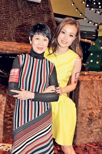 陳寶珠與容祖兒在活動上傾得投契,寶珠姐更大讚祖兒是乖乖女。(攝影鎅O者﹕鍾一虹) 陳寶珠與容祖兒在活動上傾得投契,寶珠姐更大讚祖兒是乖乖女。(攝影鎅O者﹕鍾一虹)