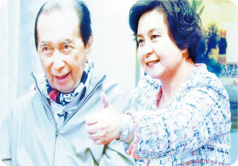 賭王何鴻燊支持女兒何超蕸,為善最樂。(攝影:鍾偉茵)何超蕸、民政事務局長劉江華、何超鳳感謝何鴻燊與二太藍瓊纓捐1千萬善款。(攝影:鍾偉茵)楊千嬅與《五個小孩的校長》的4個童星合作演出,籌得60萬善款。(攝影:鍾偉茵)汪明荃展示粉絲製作的銀紙牌「鯉躍龍門花盛開」銀紙牌。(攝影:鍾偉茵) 賭王何鴻燊支持女兒何超蕸,為善最樂。(攝影:鍾偉茵)何超蕸、民政事務局長劉江華、何超鳳感謝何鴻燊與二太藍瓊纓捐1千萬善款。(攝影:鍾偉茵)楊千嬅與《五個小孩的校長》的4個童星合作演出,籌得60萬善款。(攝影:鍾偉茵)汪明荃展示粉絲製作的銀紙牌「鯉躍龍門花盛開」銀紙牌。(攝影:鍾偉茵)