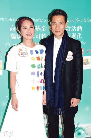 千嬅自爆閒時會要求老公丁子高替她拍寶麗萊照片。(攝影:孫華中)楊千嬅與老公丁子高、高錕伉儷與兒子出席聖誕籌款活動。(攝影:孫華中) 千嬅自爆閒時會要求老公丁子高替她拍寶麗萊照片。(攝影:孫華中)楊千嬅與老公丁子高、高錕伉儷與兒子出席聖誕籌款活動。(攝影:孫華中)