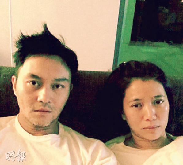 張智霖與袁詠儀上載面容憔悴,目光呆滯,頭髮凌亂的照片,以另類方式曬恩愛。(微博圖片) 張智霖與袁詠儀上載面容憔悴,目光呆滯,頭髮凌亂的照片,以另類方式曬恩愛。(微博圖片)