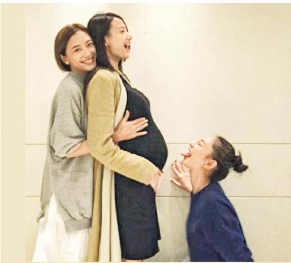 應采兒(左)與鄭希怡(右)將滿滿的愛送給腹大便便的黃伊汶(中)。(微博圖片)梁浸浸中間分間玩變髮。(微博圖片) 應采兒(左)與鄭希怡(右)將滿滿的愛送給腹大便便的黃伊汶(中)。(微博圖片)梁浸浸中間分間玩變髮。(微博圖片)
