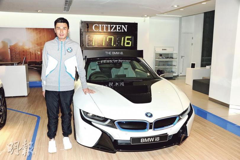 伍家謙大讚BMW i8車款有型。(攝影:陳釗) 伍家謙大讚BMW i8車款有型。(攝影:陳釗)