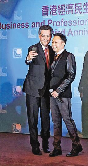黃家強表演完畢要離開時,被CY一個箭步上台捕捉合照。(施嘉雯攝) 黃家強表演完畢要離開時,被CY一個箭步上台捕捉合照。(施嘉雯攝)