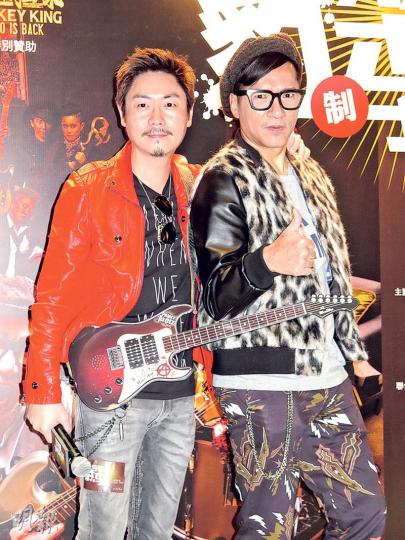 單立文(右)與李思捷將於1月舉行兩場演唱會。(攝影鎅O者:孫慧莊)陳明道拿着女友胡定欣的面具拍照。(攝影鎅O者:孫慧莊) 單立文(右)與李思捷將於1月舉行兩場演唱會。(攝影鎅O者:孫慧莊)陳明道拿着女友胡定欣的面具拍照。(攝影鎅O者:孫慧莊)