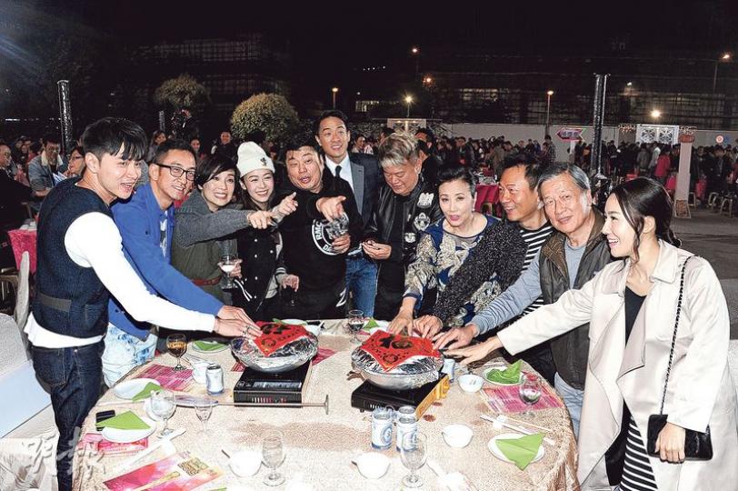 黃浩然(左起)、吳啓華、江美儀、黃心穎、阮兆祥、陳智燊、陳百祥、汪明荃、黎耀祥、劉江、李施嬅難得同枱一起食盆菜,氣氛歡樂。(攝影:陳釗)余詠珊(左起)、樂易玲與曾勵珍經常傳不和,昨晚開心聚首食盆菜。(攝影:陳釗)李寶安昨晚在盆菜宴感謝員工努力共同度過各種挑戰。(攝影:陳釗) 黃浩然(左起)、吳啓華、江美儀、黃心穎、阮兆祥、陳智燊、陳百祥、汪明荃、黎耀祥、劉江、李施嬅難得同枱一起食盆菜,氣氛歡樂。(攝影:陳釗)余詠珊(左起)、樂易玲與曾勵珍經常傳不和,昨晚開心聚首食盆菜。(攝影:陳釗)李寶安昨晚在盆菜宴感謝員工努力共同度過各種挑戰。(攝影:陳釗)