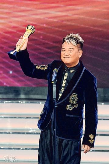 自言只有25歲的陳百祥成最「年輕」的「萬千光輝演藝人大獎」得獎者。(攝影:鍾偉茵) 自言只有25歲的陳百祥成最「年輕」的「萬千光輝演藝人大獎」得獎者。(攝影:鍾偉茵)
