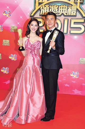洪永城與陳凱琳獲「飛躍進步男、女藝員」是TVB評委會與全台職藝員投票的賽果。(攝影:鍾偉茵)陳凱琳對住黃秋生嚇到心肝卜卜跳。(攝影:鍾偉茵)洪永城在女友唐詩詠手上接「飛躍進步男藝員」獎座冧爆。(攝影:鍾偉茵) 洪永城與陳凱琳獲「飛躍進步男、女藝員」是TVB評委會與全台職藝員投票的賽果。(攝影:鍾偉茵)陳凱琳對住黃秋生嚇到心肝卜卜跳。(攝影:鍾偉茵)洪永城在女友唐詩詠手上接「飛躍進步男藝員」獎座冧爆。(攝影:鍾偉茵)