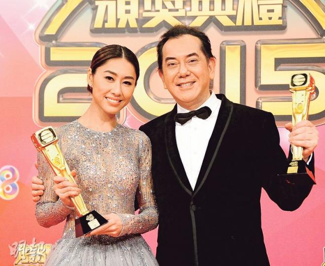 黃秋生與胡定欣以大熱姿態分別憑《梟雄》及《鬼同你OT》奪得視帝、視后,贏得不少歡呼及掌聲,兩人互相恭賀。(攝影:鍾偉茵)胡定欣捱足16年爆喊首奪視后,心情激動哭得有道理。(攝影:鍾偉茵)黃秋生先後奪影帝、劇帝,昨晚首奪視帝,贏盡大滿貫,他下個目標是奧斯卡!(攝影:鍾偉茵)田蕊妮在《鬼同你OT》的孫淑梅獲最受歡迎女角色。(攝影:鍾偉茵)陳展鵬未能繼新加坡與大馬視帝後再下一城,只獲「最受歡迎電視男角色」獎。(攝影:鍾偉茵)《梟雄》監製王心慰開心獲最佳劇集,秋生與祥仔分享喜悅。(攝影:鍾偉茵)《Do姐 黃秋生與胡定欣以大熱姿態分別憑《梟雄》及《鬼同你OT》奪得視帝、視后,贏得不少歡呼及掌聲,兩人互相恭賀。(攝影:鍾偉茵)胡定欣捱足16年爆喊首奪視后,心情激動哭得有道理。(攝影:鍾偉茵)黃秋生先後奪影帝、劇帝,昨晚首奪視帝,贏盡大滿貫,他下個目標是奧斯卡!(攝影:鍾偉茵)田蕊妮在《鬼同你OT》的孫淑梅獲最受歡迎女角色。(攝影:鍾偉茵)陳展鵬未能繼新加坡與大馬視帝後再下一城,只獲「最受歡迎電視男角色」獎。(攝影:鍾偉茵)《梟雄》監製王心慰開心獲最佳劇集,秋生與祥仔分享喜悅。(攝影:鍾偉茵)《Do姐