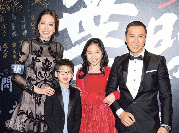 甄子丹前晚偕同太太汪詩詩及一對子女一家四口出席《葉問3》首映禮(攝影﹕鍾偉茵)被問到之前跟城城鬥曬幸福惹男友不滿爆冷戰,熊黛林笑言﹕「唔係呀嘛?」(攝影﹕鍾偉茵)吳千語出席《葉問3》首映,未見男友林峯相伴。(攝影﹕鍾偉茵)蔡少芬蹺實老公張晉大曬恩愛。(攝影﹕鍾偉茵)熊黛林、甄子丹及張晉跟一班小朋友在即場表演詠春。(攝影﹕鍾偉茵) 甄子丹前晚偕同太太汪詩詩及一對子女一家四口出席《葉問3》首映禮(攝影﹕鍾偉茵)被問到之前跟城城鬥曬幸福惹男友不滿爆冷戰,熊黛林笑言﹕「唔係呀嘛?」(攝影﹕鍾偉茵)吳千語出席《葉問3》首映,未見男友林峯相伴。(攝影﹕鍾偉茵)蔡少芬蹺實老公張晉大曬恩愛。(攝影﹕鍾偉茵)熊黛林、甄子丹及張晉跟一班小朋友在即場表演詠春。(攝影﹕鍾偉茵)