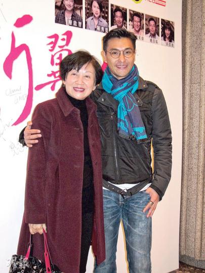 陳展鵬前晚往欣賞舞台劇《折翼天使》首演,重遇鮑起靜,興奮得大叫媽媽。(攝影:鍾一虹) 陳展鵬前晚往欣賞舞台劇《折翼天使》首演,重遇鮑起靜,興奮得大叫媽媽。(攝影:鍾一虹)