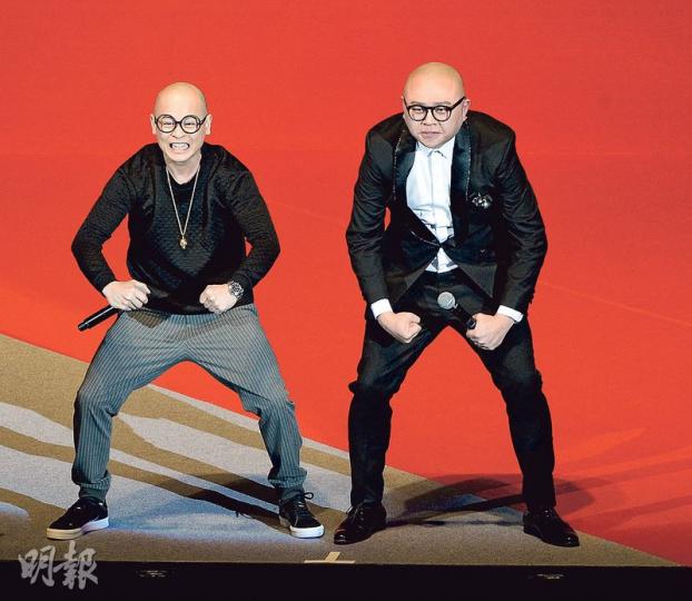 Bob(右)跟側田(左)兩個光頭佬儼如一對親生兄弟。(攝影﹕黃梓烜)Bob當眾答謝太太,笑中有淚。(攝影﹕黃梓烜)草蜢以嘉賓身分獻唱《永遠愛著你》,為Bob向太太表心意。(攝影﹕黃梓烜)王祖藍偕同太太李亞男捧場。(攝影﹕黃梓烜) Bob(右)跟側田(左)兩個光頭佬儼如一對親生兄弟。(攝影﹕黃梓烜)Bob當眾答謝太太,笑中有淚。(攝影﹕黃梓烜)草蜢以嘉賓身分獻唱《永遠愛著你》,為Bob向太太表心意。(攝影﹕黃梓烜)王祖藍偕同太太李亞男捧場。(攝影﹕黃梓烜)