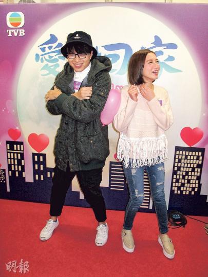 吳業坤(左)與龔嘉欣(右)玩夾波遊戲時,其他演員起哄要求兩人面對面,令這對緋聞男女甚尷尬。(攝影鎅O者:鍾一虹)張國強(右起)加入《愛•回家》,飾演龔嘉欣及吳業坤的父親。(攝影鎅O者:鍾一虹)馬家回歸《愛•回家》,未知會否對收視有幫助?(攝影鎅O者:鍾一虹) 吳業坤(左)與龔嘉欣(右)玩夾波遊戲時,其他演員起哄要求兩人面對面,令這對緋聞男女甚尷尬。(攝影鎅O者:鍾一虹)張國強(右起)加入《愛•回家》,飾演龔嘉欣及吳業坤的父親。(攝影鎅O者:鍾一虹)馬家回歸《愛•回家》,未知會否對收視有幫助?(攝影鎅O者:鍾一虹)