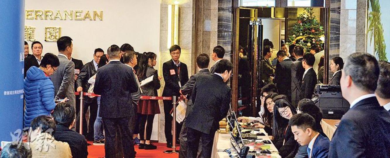 信置西貢逸瓏園昨日進行首輪銷售推出96伙,全日售27伙、套現2.8億元;圖為買家準備進入奧海城2期商場售樓處的情况。(劉焌陶攝) 信置西貢逸瓏園昨日進行首輪銷售推出96伙,全日售27伙、套現2.8億元;圖為買家準備進入奧海城2期商場售樓處的情况。(劉焌陶攝)