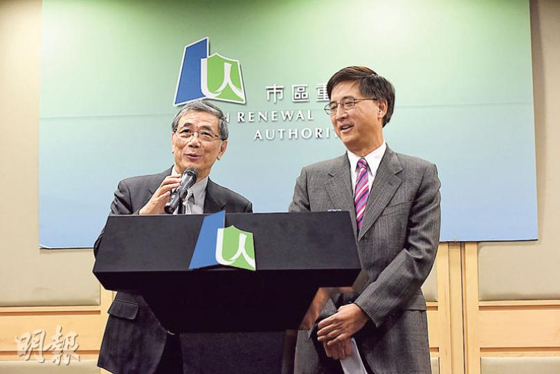 市建局董事會昨舉行會議,落實「煥然壹居」的銷售細節。市建局行政總監林濬(左)表示,決定所有家庭及單身申請者「同一條隊,以電腦抽籤」方式決定揀樓次序,下月初將接受市民申請,預料最快明年5月入伙。圖右為市建局執行董事鄭啟華。(陳淑安攝) 市建局董事會昨舉行會議,落實「煥然壹居」的銷售細節。市建局行政總監林濬(左)表示,決定所有家庭及單身申請者「同一條隊,以電腦抽籤」方式決定揀樓次序,下月初將接受市民申請,預料最快明年5月入伙。圖右為市建局執行董事鄭啟華。(陳淑安攝)