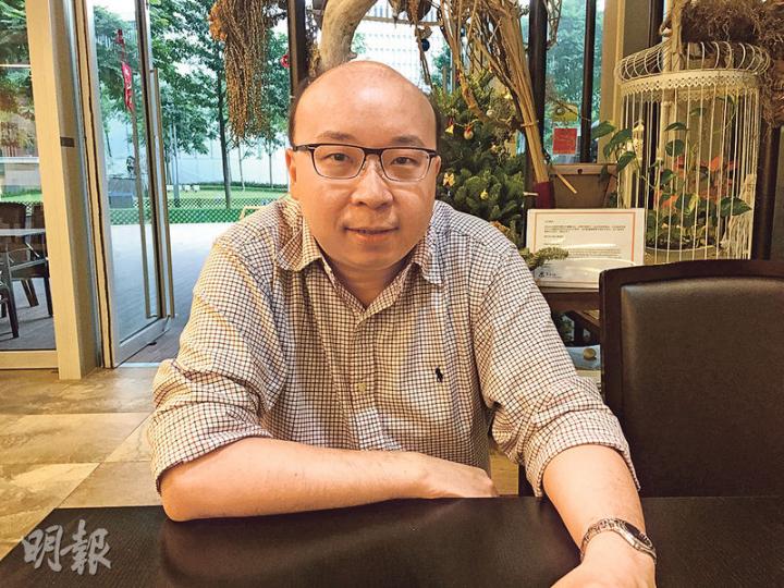 對於網民以「網絡23條」形容版權修訂條例,美國德克薩斯州農工大學法學院教授余家明表示可理解,因從網民角度出發,要令大眾認識條例,必須用誇張手法。(何曉勤攝) 對於網民以「網絡23條」形容版權修訂條例,美國德克薩斯州農工大學法學院教授余家明表示可理解,因從網民角度出發,要令大眾認識條例,必須用誇張手法。(何曉勤攝)