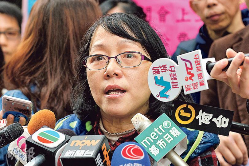 翠湖業主黎小姐昨表示,佳定物業管理有限公司已提出請辭,只服務至明年3月底。(楊柏賢攝) 翠湖業主黎小姐昨表示,佳定物業管理有限公司已提出請辭,只服務至明年3月底。(楊柏賢攝)