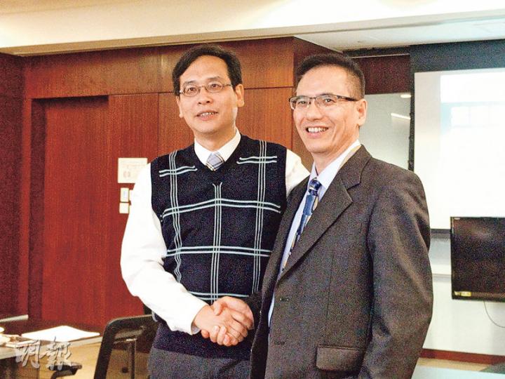 《城市論壇》前主持謝志峰(右)加入咗葉建源嘅議員辦事處做兼職傳媒顧問。葉建源話,自己喺1980年代初擔任港大學生會副會長嘅時候,接受當時已經係記者嘅謝志峰訪問,兩人認識超過30年,惺惺相惜。(梁智康攝) 《城市論壇》前主持謝志峰(右)加入咗葉建源嘅議員辦事處做兼職傳媒顧問。葉建源話,自己喺1980年代初擔任港大學生會副會長嘅時候,接受當時已經係記者嘅謝志峰訪問,兩人認識超過30年,惺惺相惜。(梁智康攝)
