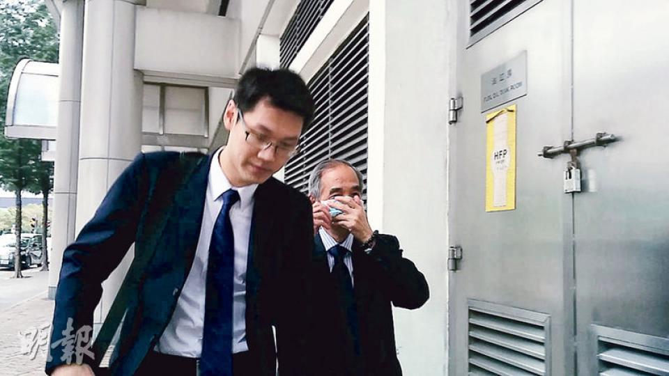 裕興海產貿易公司店東李銳釗(圖)求情稱,涉案花膠是父親10多年前「行船」後帶回來,本沒想過賣出,只是在店內擺放。(植敏欣攝)綠色和平項目主任鄧敏琳(圖)在庭外表示歡迎判決,但認為罰款與走私瀕危物種的利潤相比,金額仍然偏低,阻嚇力不足。(植敏欣攝) 裕興海產貿易公司店東李銳釗(圖)求情稱,涉案花膠是父親10多年前「行船」後帶回來,本沒想過賣出,只是在店內擺放。(植敏欣攝)綠色和平項目主任鄧敏琳(圖)在庭外表示歡迎判決,但認為罰款與走私瀕危物種的利潤相比,金額仍然偏低,阻嚇力不足。(植敏欣攝)