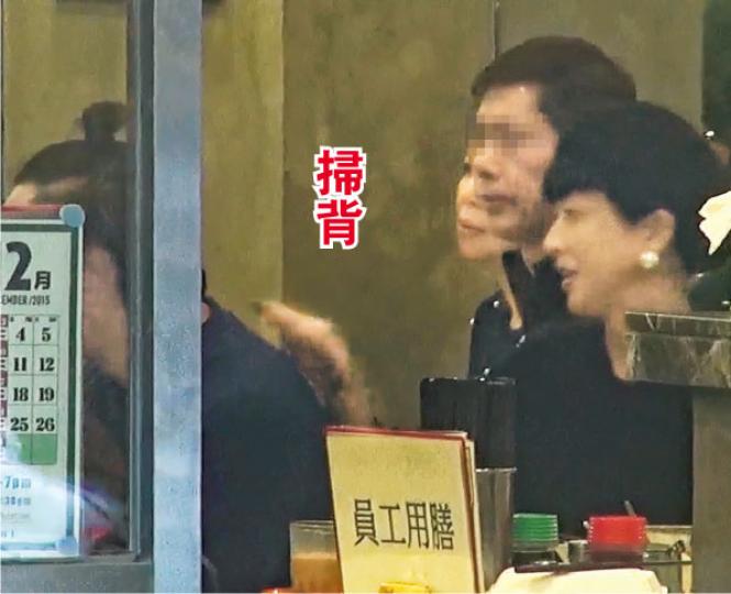 阿徐為Eason掃背脊,一個簡單動作都充滿愛。(攝影﹕梁榮達、黃烜梓)Eason是親民歌神,所以食相一樣不拘小節。(攝影﹕梁榮達、黃烜梓)Eason與阿徐眼神交流,甚有默契。(攝影﹕梁榮達、黃烜梓)陳奕迅與徐濠縈由拍拖到結婚已20年,即使是老夫老妻,都依然好恩愛。(攝影﹕梁榮達、黃烜梓)Eason難得在港,昨日冬至駕着其300萬跑車載太太阿徐遊車河兼搵美食。(攝影﹕梁榮達、黃烜梓) 阿徐為Eason掃背脊,一個簡單動作都充滿愛。(攝影﹕梁榮達、黃烜梓)Eason是親民歌神,所以食相一樣不拘小節。(攝影﹕梁榮達、黃烜梓)Eason與阿徐眼神交流,甚有默契。(攝影﹕梁榮達、黃烜梓)陳奕迅與徐濠縈由拍拖到結婚已20年,即使是老夫老妻,都依然好恩愛。(攝影﹕梁榮達、黃烜梓)Eason難得在港,昨日冬至駕着其300萬跑車載太太阿徐遊車河兼搵美食。(攝影﹕梁榮達、黃烜梓)