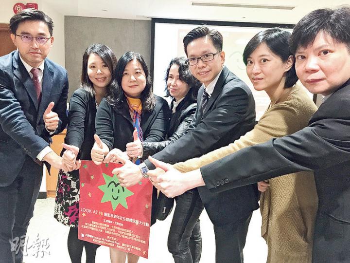 香港精神科醫學院發表「香港精神科醫生的工作概况調查」,回應近日公眾對精神科醫生與病人的關注,圖左一為該院精神科專科醫生李明沖,左四為精神康復者李巧梅。(劉嘉裕攝) 香港精神科醫學院發表「香港精神科醫生的工作概况調查」,回應近日公眾對精神科醫生與病人的關注,圖左一為該院精神科專科醫生李明沖,左四為精神康復者李巧梅。(劉嘉裕攝)